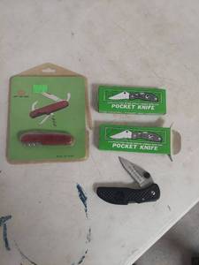 lot 2056 image: Lot of 3 Pocket Knives