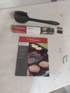 lot 2088 image: Backyard Creations Grill Brush & Grill Mat Set