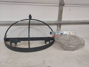lot 1192 image: Pot Hanging Rack and 3 Tier Hanging Basket