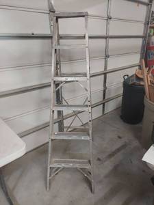 lot 1204 image: 6 ft Aluminum Step Ladder