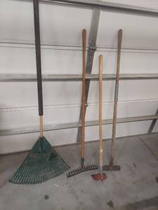 lot 1231 image: Garden Tools Lot 4 Piece