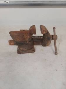lot 1242 image: Bench Vise
