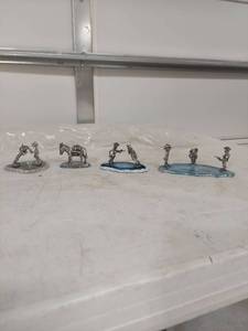 lot 1254 image: Figurines on Polished Geode Base