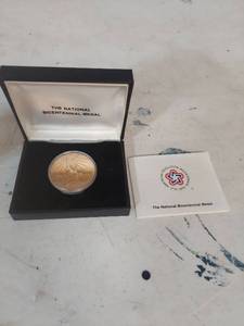 lot 1255 image: The National Bicentennial Medal 1776-1976 Commemorative Coin