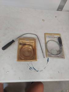lot 1277 image: 4 Magnetic Parts Holder, Flexible Magnet and 2 Inspection Mirror Set