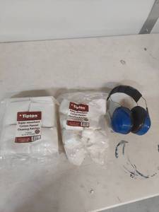 lot 1298 image: Tipton Super Absorbent Cotton Flannel Cleaning Patches 500-Pack with Ear Protection