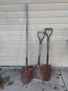 lot 2001 image: 3 Garden Shovels