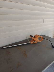 lot 2091 image: Worx Electric Hedge Trimmer