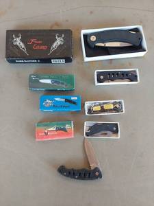 lot 2105 image: (5) Frost Cutlery Folding Knife