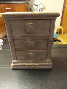 lot 2140 image: 3-Drawer Small Wood Chest with Round Knob Pulls