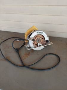 lot 2162 image: DeWalt DWE575 7-14 in. Circular Saw