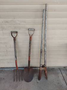 lot 2172 image: 3-Piece Garden Tool Set - Potato Fork, Shovel, Post Hole Jobbers