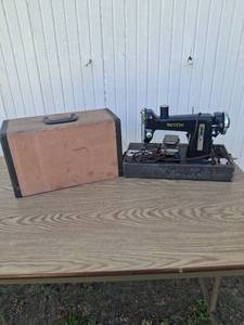 lot 1004 image: Necchi Sewing Machine with Carrying Case