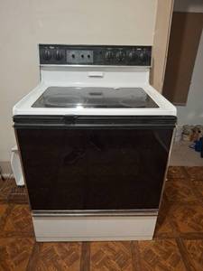 lot 1018 image: Whirlpool Electric Range