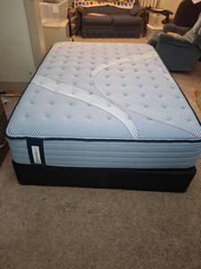 lot 1022 image: Sealy Posturepedic Full Size Mattress with Box Spring