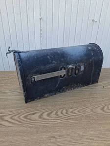 lot 1041 image: Black Metal Curbside Mailbox with Flag
