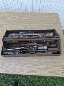 lot 1042 image: Vintage Tool Tray with Mixed Hand Tools and Parts