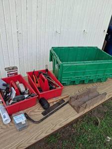 lot 1058 image: Green Tub with Assorted Hand Tools