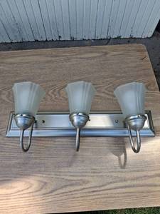 lot 1068 image: 3-Light Bathroom Vanity Fixture with Frosted Glass Shades