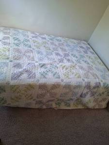 lot 1071 image: FullQueen Bedspread 85 x 56 inches