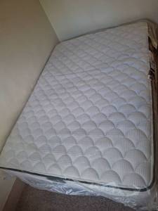 lot 1072 image: Full Size Serta Mattress Set