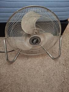 lot 1074 image: Lakewood Floor Fan 20 inch