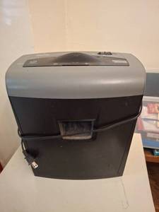 lot 1082 image: Swingline 8-Sheet Cross-Cut Paper Shredder