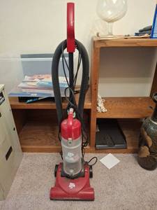 lot 1083 image: Dirt Devil Quick Lite Cyclonic Upright Vacuum