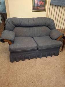 lot 1085 image: Loveseat and Recliner Set