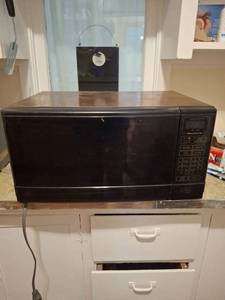 lot 1086 image: Kenmore Microwave Oven