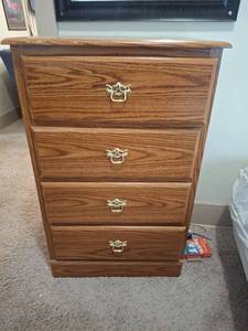 lot 1099 image: 4-Drawer Chest