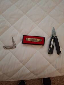 lot 1116 image: Lot of 3 Folding Pocket Knives and Multi-Tool