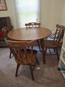 lot 1139 image: Round Dining Table with 4 Chairs