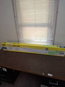 lot 1172 image: Smart Electrician LED Shop Light 46 inch