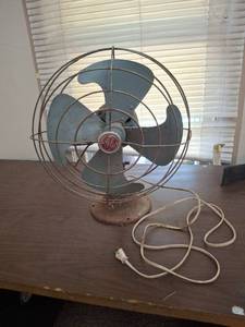 lot 1174 image: Vintage GE Tabletop Fan