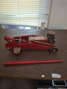 lot 1189 image: Red Floor Jack with Handle