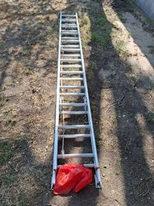 lot 1252 image: Werner Aluminum Extension Ladder - 24 ft