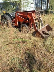 lot 1256 image: Ford Tractor with Front Loader