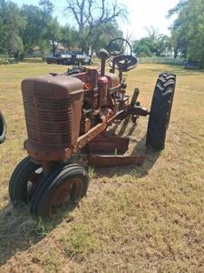 lot 1264 image: Farmall Tractor
