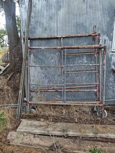 lot 1279 image: 2 Sections Scaffolding - 4 Uprights, 4 Wheels and 2 X Braces