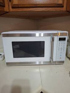 lot 1282 image: Hamilton Beach 1000 Watts Microwave Oven