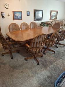 Oak Dining Room Table with 2 Leaves and 8 Chairs On Casters