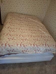 lot 1288 image: Floral Patterned Comforter - 80x80 queen