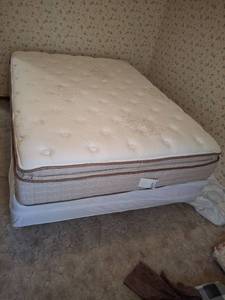lot 1289 image: Serta Queen Size Mattress Set with Frame