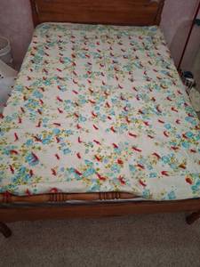lot 1295 image: Quilted Bedspread with Floral Print - 70x77