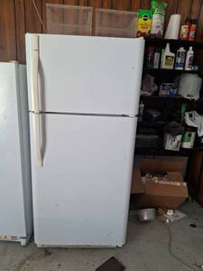 lot 1300 image: Kenmore Top-Freezer Refrigerator