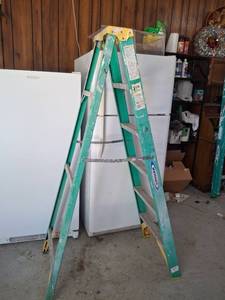 lot 1303 image: Werner 6 ft Fiberglass Step Ladder
