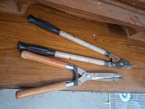 lot 1308 image: Loppers and Shears