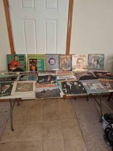 lot 1322 image: Lot of Vinyl Records