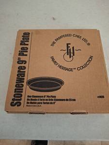 lot 1336 image: The Pampered Chef Stoneware 9 Pie Plate